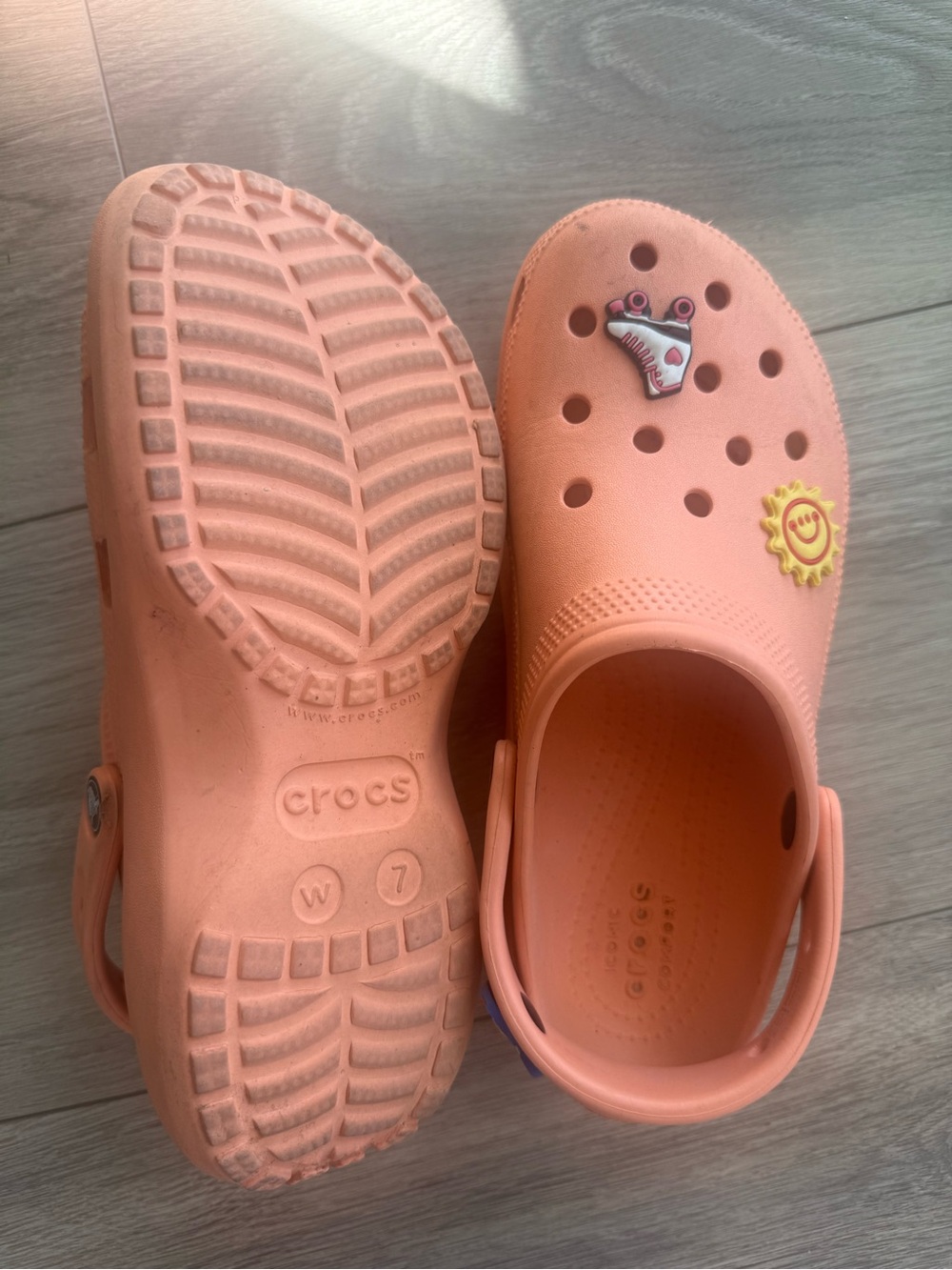 Women Peach Slip-On Crocs Sandals + 5 Jibbitz - Picture 4 of 6